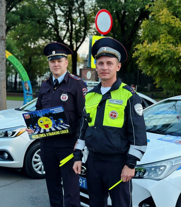 #ХорошихВыходных вам желают сотрудники Госавтоинспекции ОМВД России по городу Ессентуки Артем Иванов и Федор Почепкин