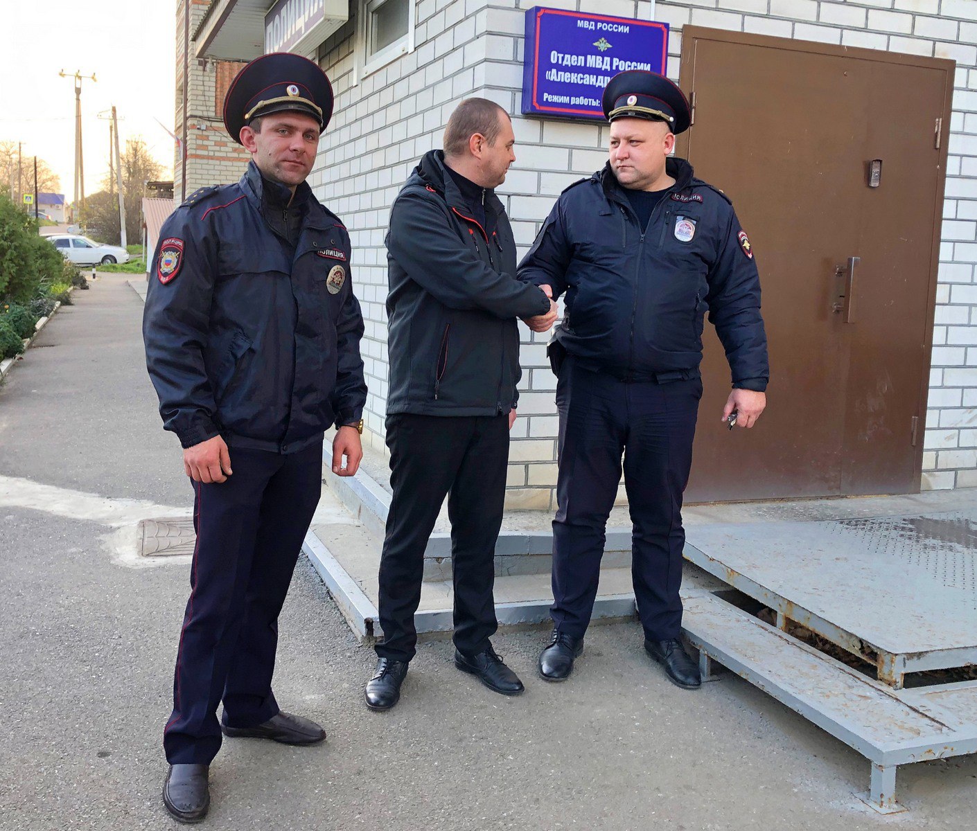 На Ставрополье сотрудники полиции вернули утерянный кошелек с четвертью миллиона рублей местному жителю