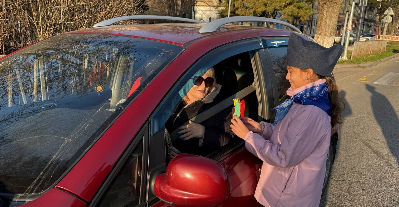 В Ессентуках, ко Дню матери провели социальную акцию для автоледи, призвав соблюдать ПДД В Ессентуках, ко Дню матери провели социальную акцию для автоледи, призвав соблюдать ПДД