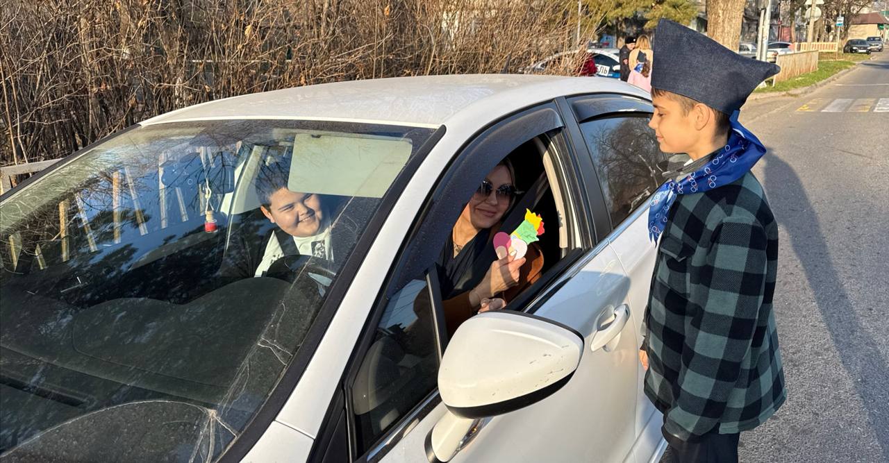 В Ессентуках, ко Дню матери провели социальную акцию для автоледи, призвав соблюдать ПДД В Ессентуках, ко Дню матери провели социальную акцию для автоледи, призвав соблюдать ПДД