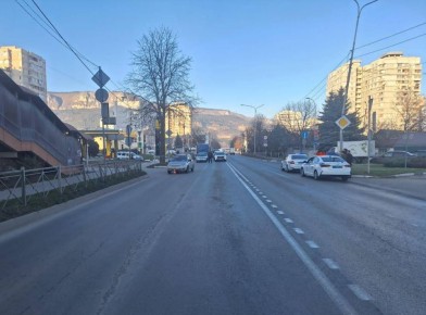 В Кисловодске водитель сбил двух детей, переходивших дорогу в неустановленном для этого месте