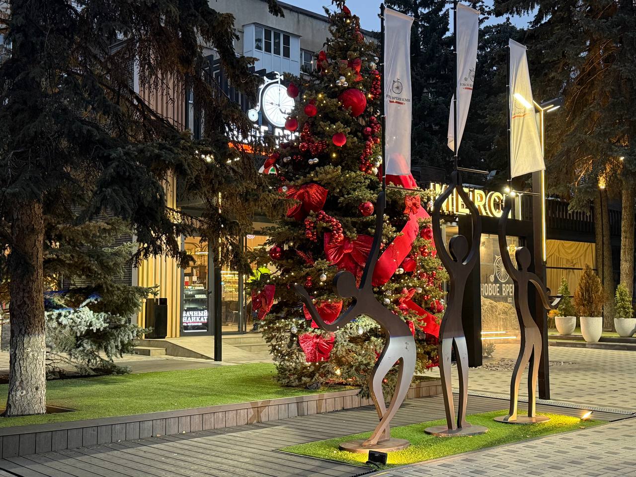 Дмитрий Ворошилов: Бизнес города уже начал украшать прилегающие территории к Новому году Дмитрий Ворошилов: Бизнес города уже начал украшать прилегающие территории к Новому году