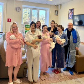 Депутаты поздравили молодых мам с Днём матери