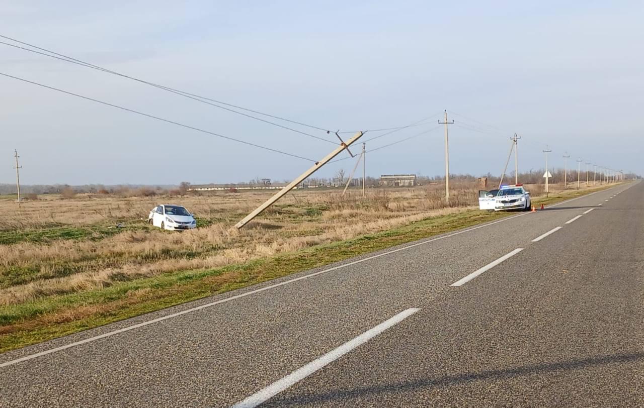 Иномарка влетела в столб в Кочубеевском округе