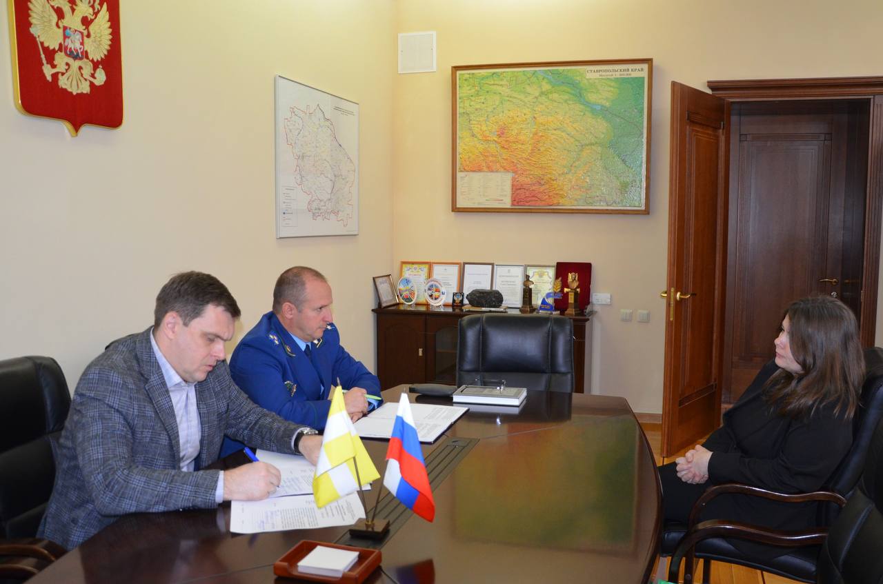 Работники прокуратуры края активно продолжают работу по выездному приему граждан