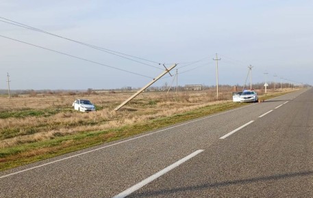 В Кочубеевском округе в результате съезда с дороги пострадали 2 пассажира