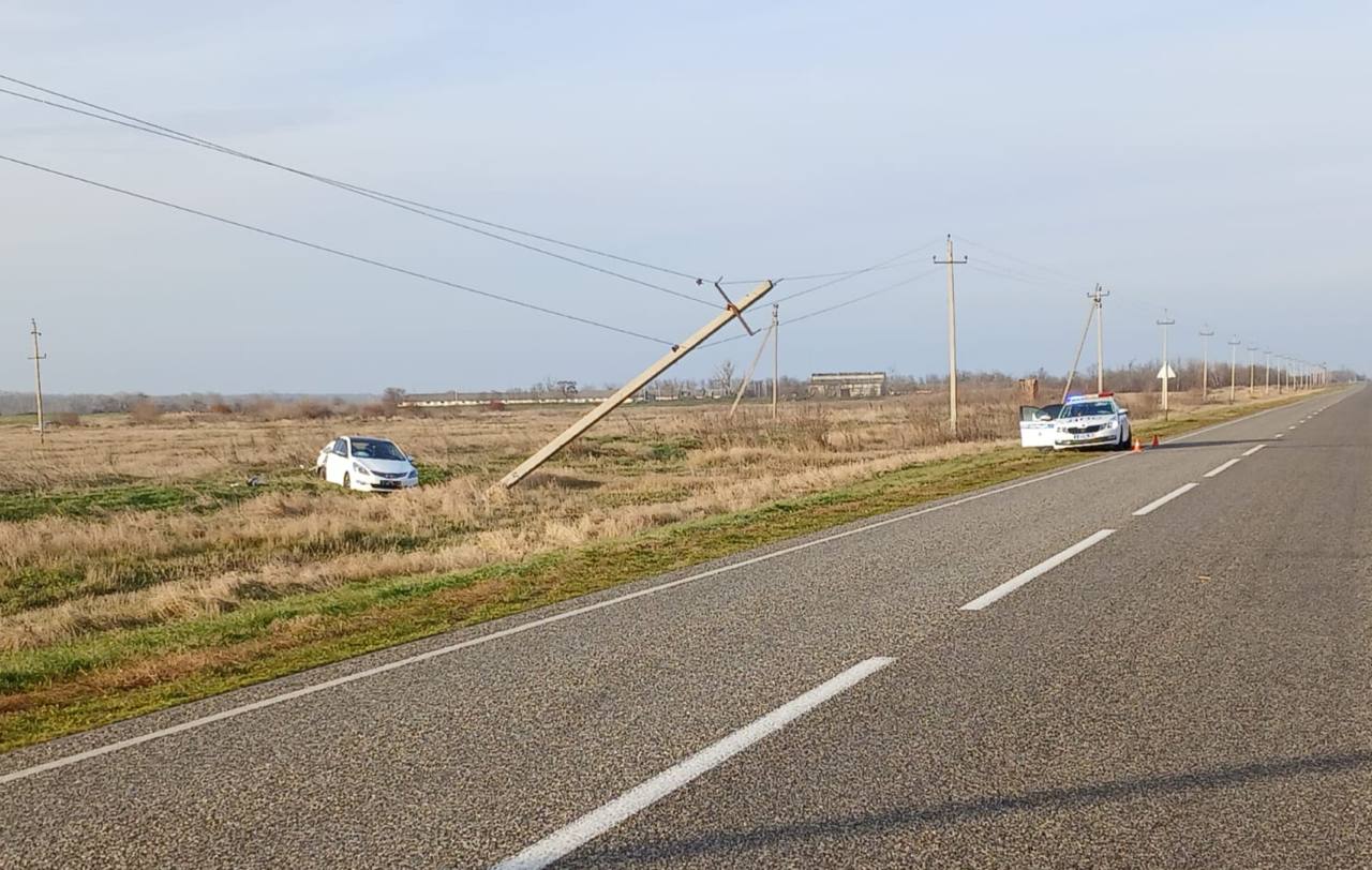 В Кочубеевском округе в результате съезда с дороги пострадали 2 пассажира