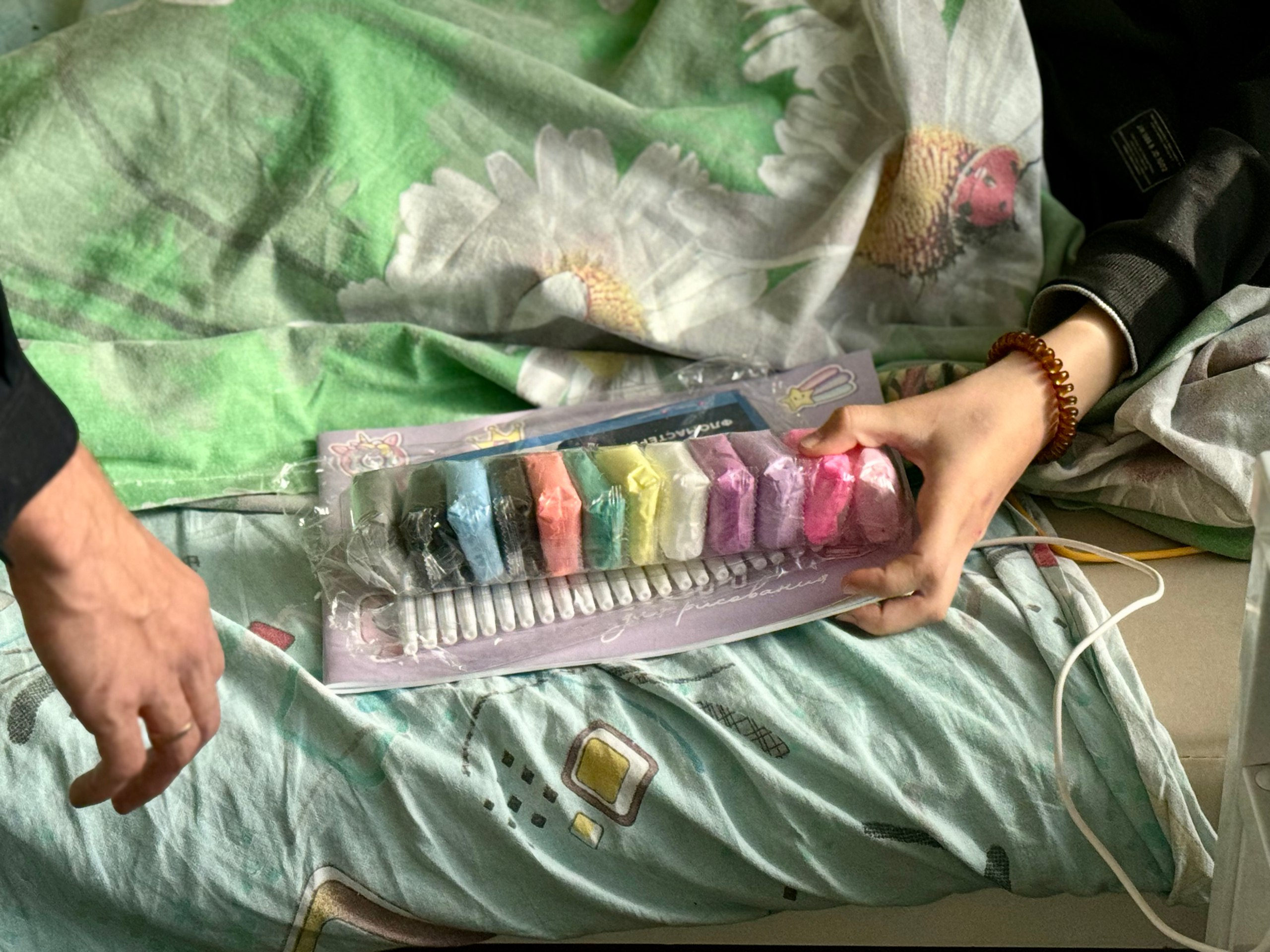 Сотрудники ставропольской полиции поддержали юных пациентов краевой детской клинической больницы в рамках акции «Коробка храбрости» Сотрудники ставропольской полиции поддержали юных пациентов краевой детской клинической больницы в рамках акции «Коробка храбрости»