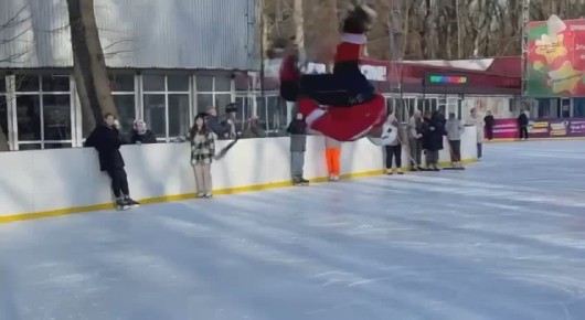 В парке Победы открылся каток, и посетители уже исполняют невероятные пируэты
