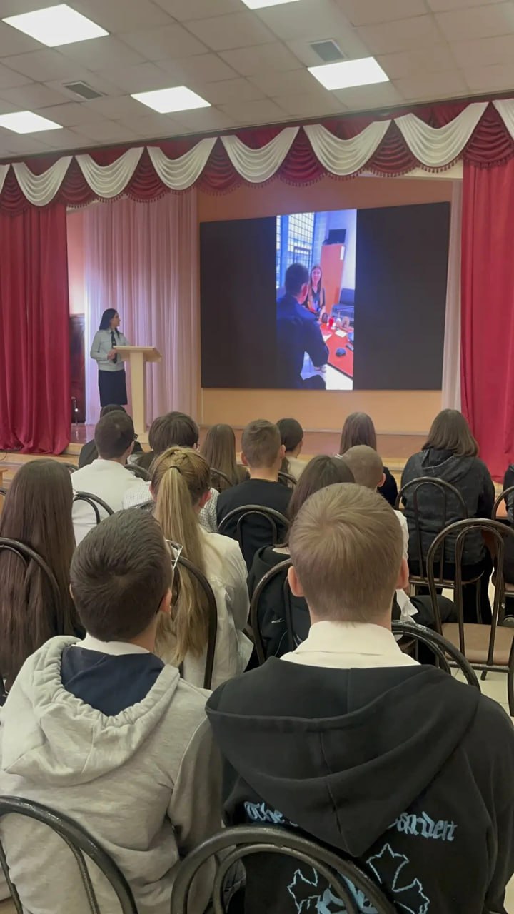 Сотрудники отдела по работе с личным составом Ставропольского линейного отдела МВД России на транспорте встретились с учениками профильных старших классов средней общеобразовательной школы №64