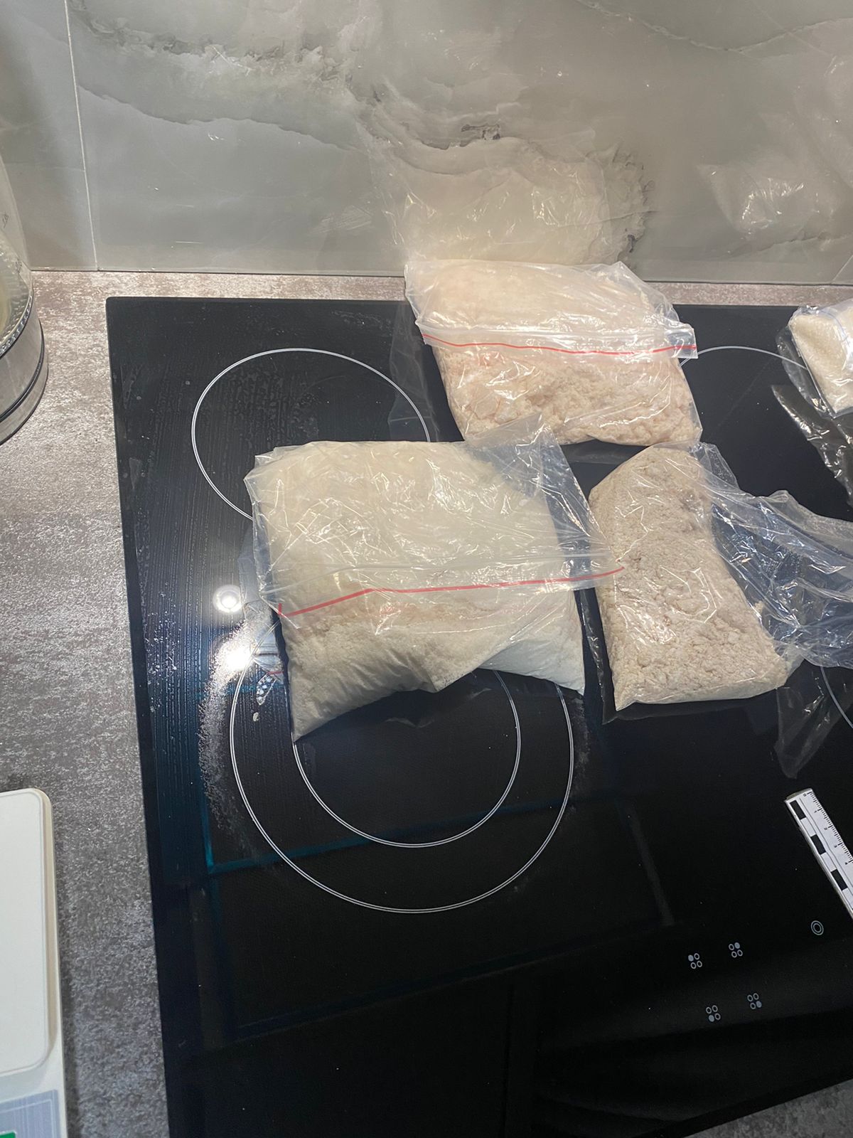 В Ставропольском крае полицейские пресекли деятельность пятигорчанки, маскировавшей наркотики с помощью окрашенного гипса В Ставропольском крае полицейские пресекли деятельность пятигорчанки, маскировавшей наркотики с помощью окрашенного гипса