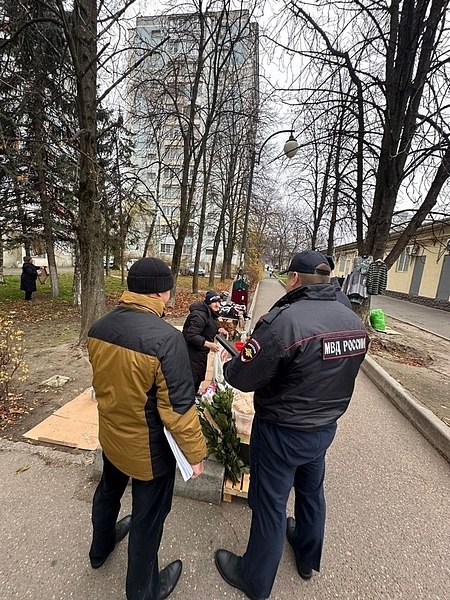 Сотрудники муниципального контроля ежедневно проводят рейды против незаконной торговли, которая портит облик курорта и несёт риски для покупателей Сотрудники муниципального контроля ежедневно проводят рейды против незаконной торговли, которая портит облик курорта и несёт риски для покупателей