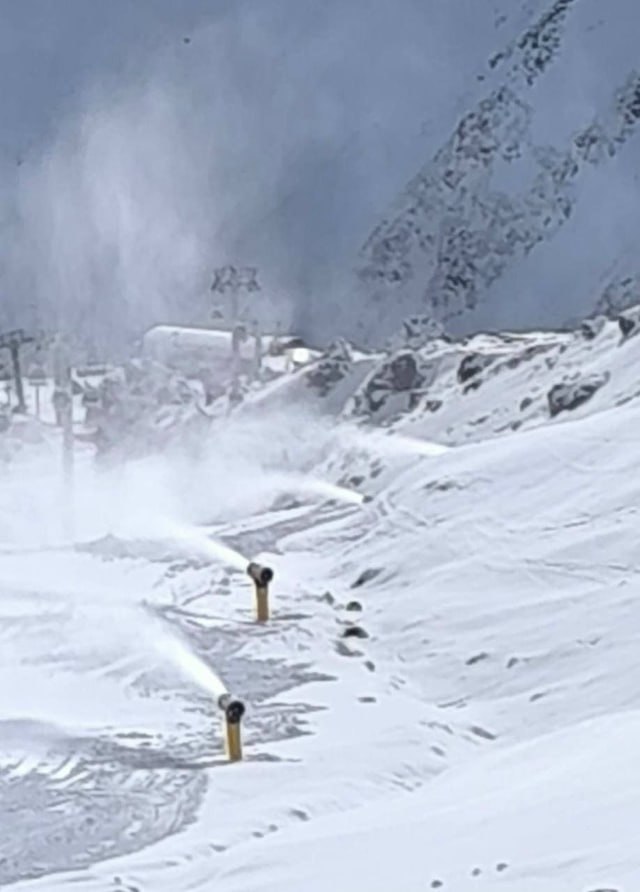 На Эльбрусе уже вторые сутки наводят красоту На Эльбрусе уже вторые сутки наводят красоту