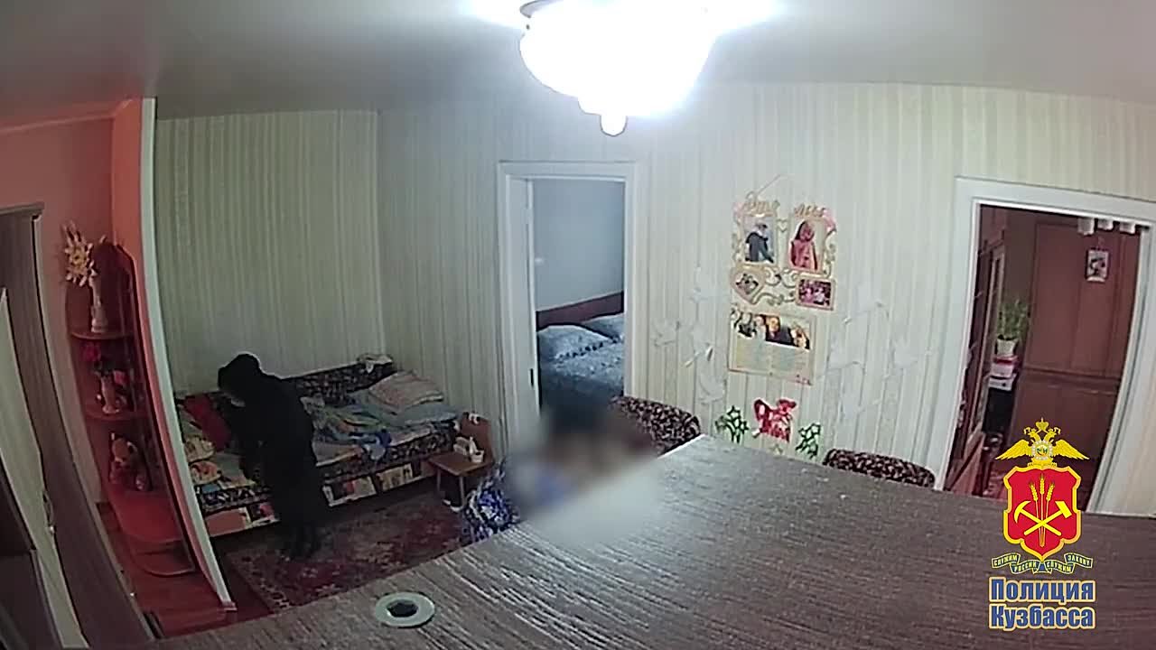 Полицейские Кузбасса задержали две лжецелительницы, похитивших деньги из квартиры 94летней женщины