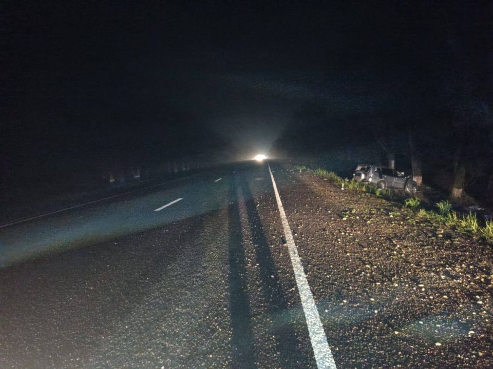 В Советском округе в результате съезда с дороги пострадал водитель