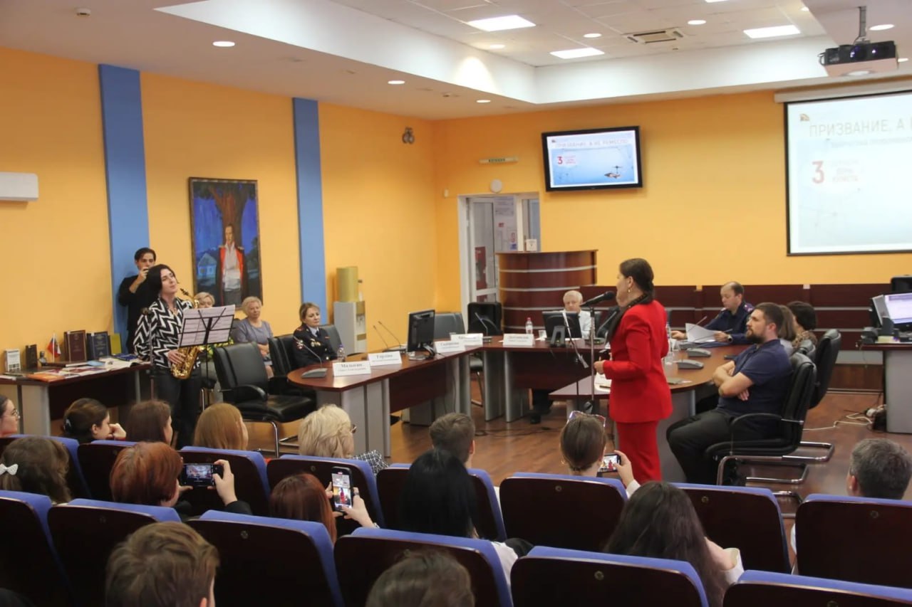 В День юриста представитель следственного управления СК России по Ставропольскому краю принял участие в профориентационной встрече «Признание, а не ремесло» В День юриста представитель следственного управления СК России по Ставропольскому краю принял участие в профориентационной встрече «Признание, а не ремесло»