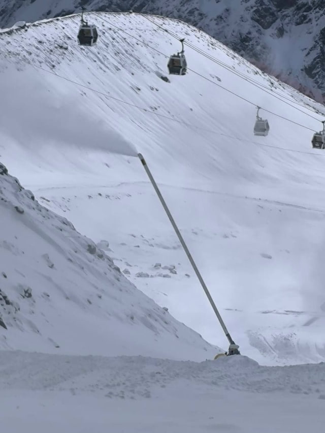 На Эльбрусе уже вторые сутки наводят красоту На Эльбрусе уже вторые сутки наводят красоту