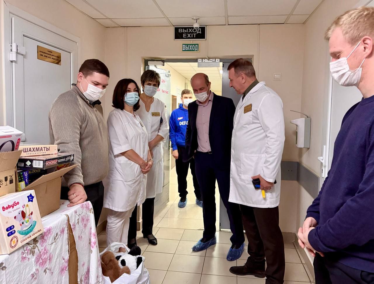 Помощь детям. Депутаты городского парламента Алексей Зимин и Алексей Пузанов в рамках акции «Коробка храбрости» посетили Краевую детскую клиническую больницу, чтобы передать маленьким пациентам книги, игрушки и наборы для... Помощь детям. Депутаты городского парламента Алексей Зимин и Алексей Пузанов в рамках акции «Коробка храбрости» посетили Краевую детскую клиническую больницу, чтобы передать маленьким пациентам книги, игрушки и наборы для...