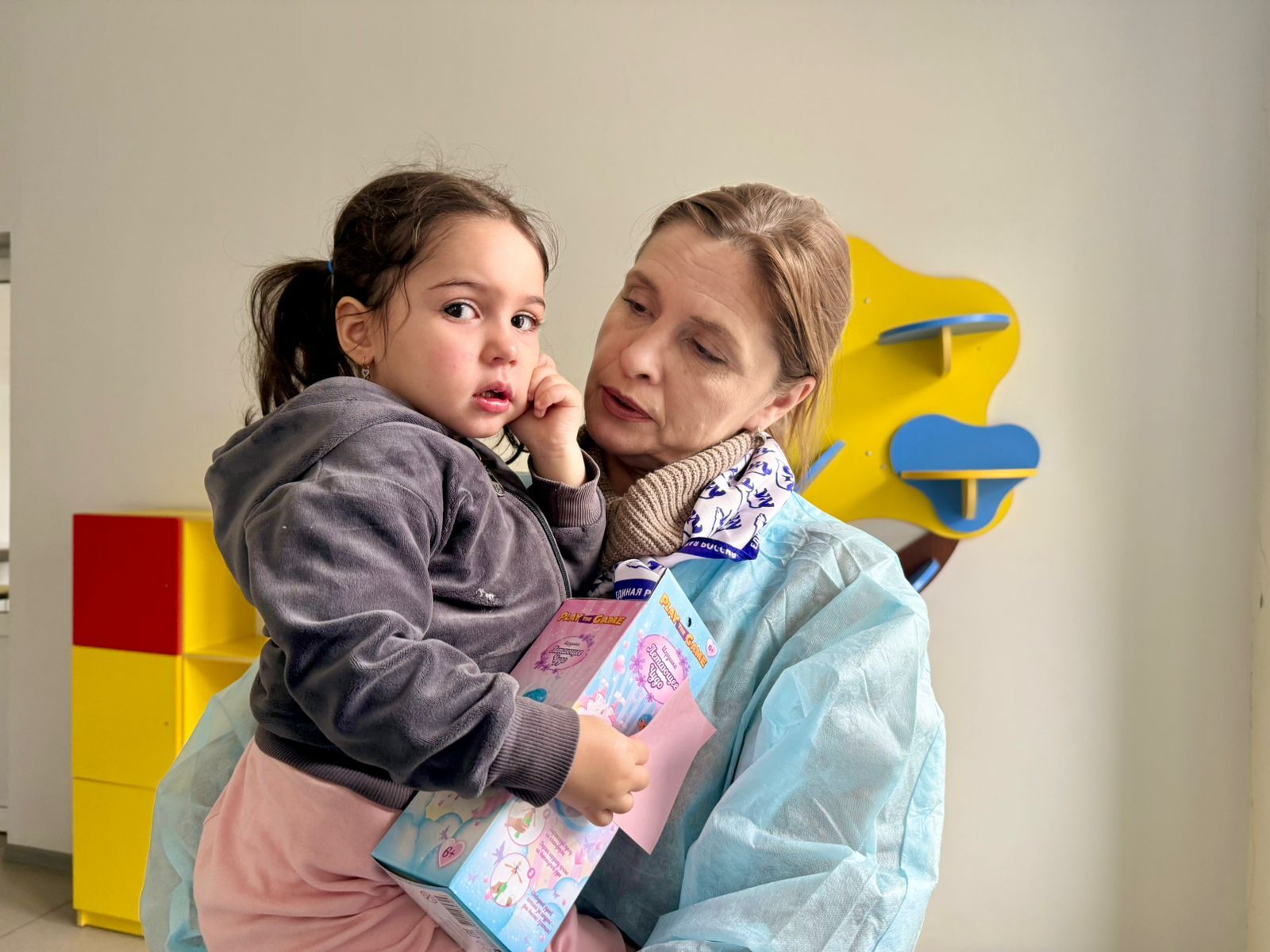 «Коробка храбрости»: депутаты Ессентуков передали подарки больным детям