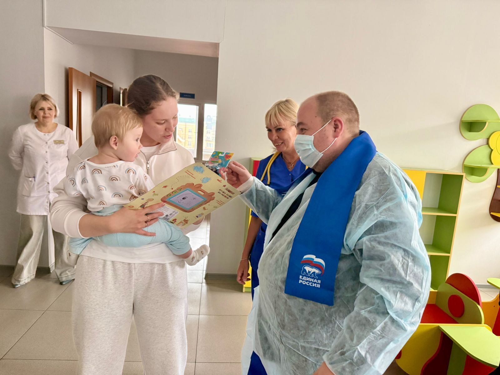 «Коробка храбрости»: депутаты Ессентуков передали подарки больным детям «Коробка храбрости»: депутаты Ессентуков передали подарки больным детям