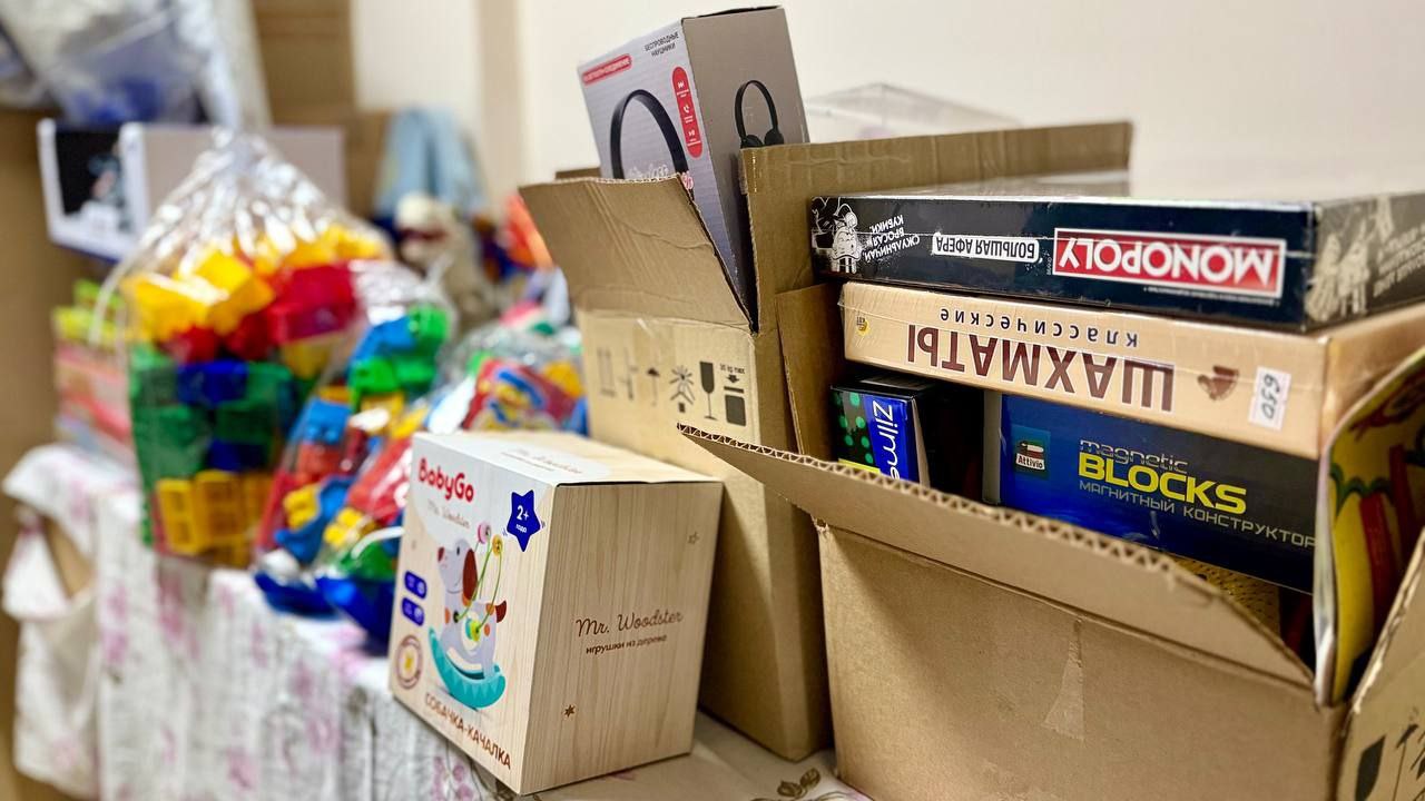 Помощь детям. Депутаты городского парламента Алексей Зимин и Алексей Пузанов в рамках акции «Коробка храбрости» посетили Краевую детскую клиническую больницу, чтобы передать маленьким пациентам книги, игрушки и наборы для... Помощь детям. Депутаты городского парламента Алексей Зимин и Алексей Пузанов в рамках акции «Коробка храбрости» посетили Краевую детскую клиническую больницу, чтобы передать маленьким пациентам книги, игрушки и наборы для...