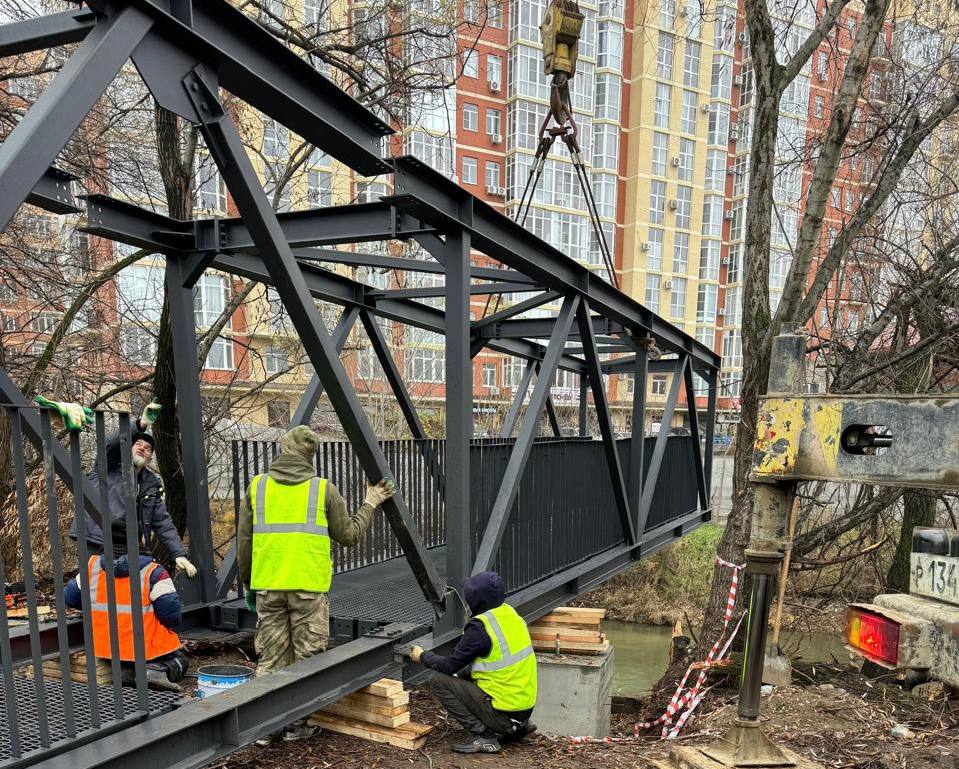 Дмитрий Ворошилов: Как и обещал, начался монтаж временного пешеходного перехода через реку Подкумок на проспекте Калинина