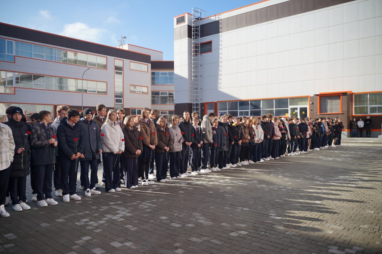 Сегодня в школе №11 города Ессентуки состоялось торжественное открытие памятного бюста майора Ивана Васильевича Каширина Сегодня в школе №11 города Ессентуки состоялось торжественное открытие памятного бюста майора Ивана Васильевича Каширина