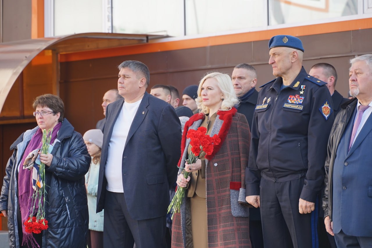 Сегодня в школе №11 города Ессентуки состоялось торжественное открытие памятного бюста майора Ивана Васильевича Каширина Сегодня в школе №11 города Ессентуки состоялось торжественное открытие памятного бюста майора Ивана Васильевича Каширина