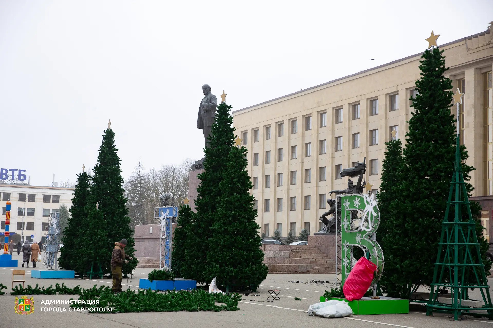 Ставрополь продолжает подготовку к новогодним праздникам Ставрополь продолжает подготовку к новогодним праздникам
