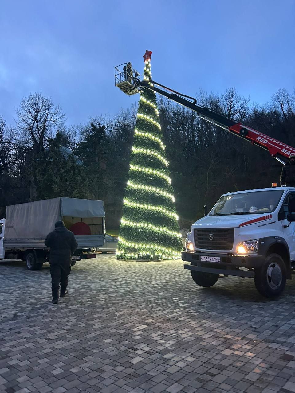 Главная новогодняя ёлка Железноводска переехала в Курортный парк Главная новогодняя ёлка Железноводска переехала в Курортный парк
