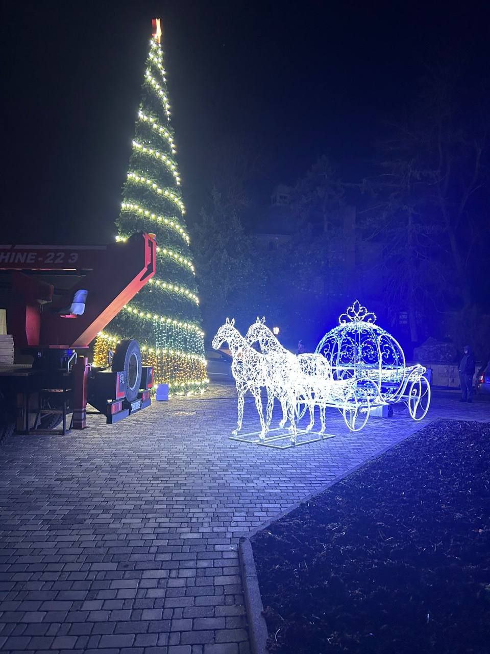 Главная новогодняя ёлка Железноводска переехала в Курортный парк Главная новогодняя ёлка Железноводска переехала в Курортный парк