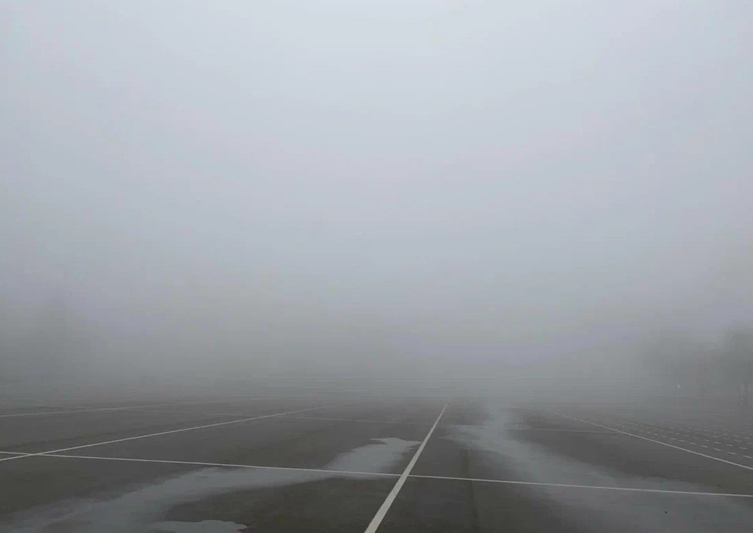 В Ставрополе видимость на дорогах ограничена густым туманом и осложняет движение ледяной дождь