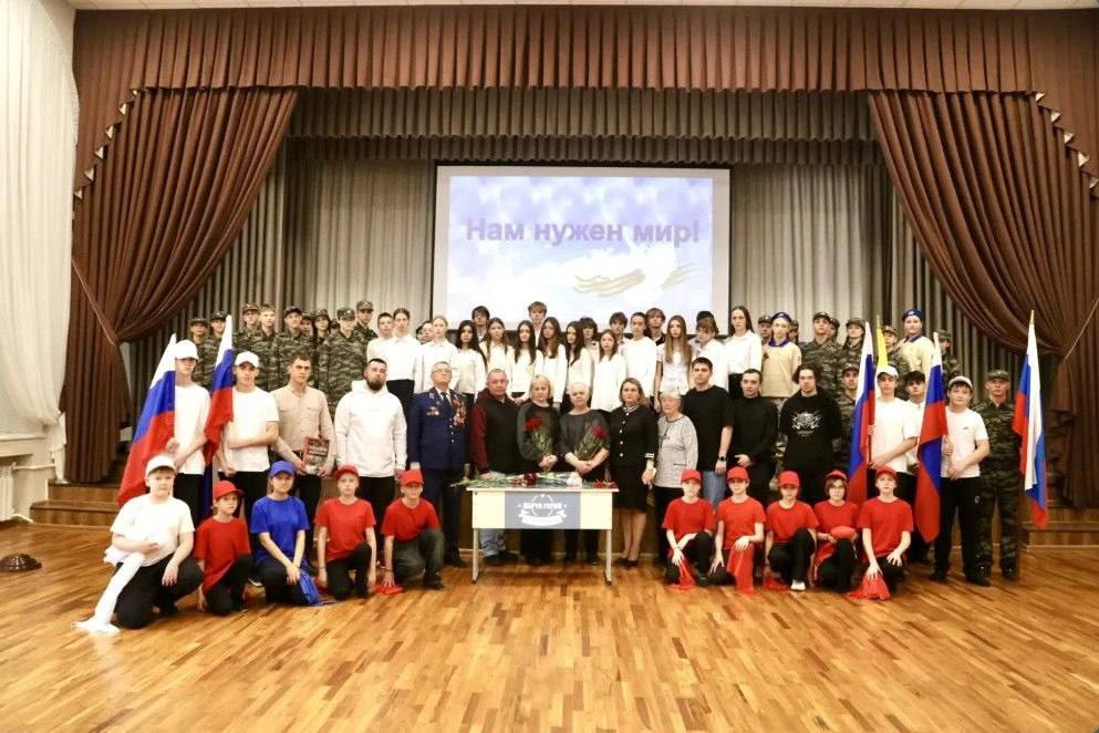 Сегодня в школах Ставрополя открыли три Парты Героев