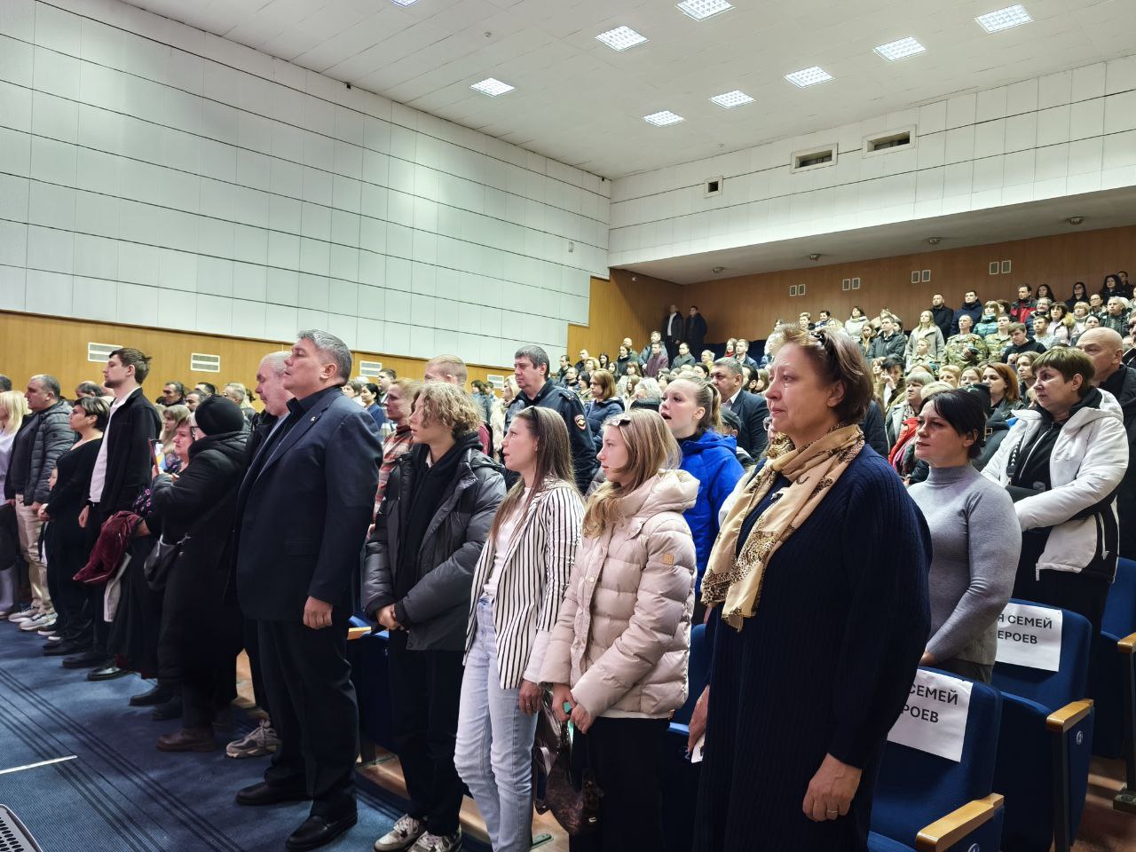 Сегодня в Городском доме культуры прошла траурная церемония передачи государственных наград семьям военнослужащих, героически погибших при исполнении воинского долга Сегодня в Городском доме культуры прошла траурная церемония передачи государственных наград семьям военнослужащих, героически погибших при исполнении воинского долга
