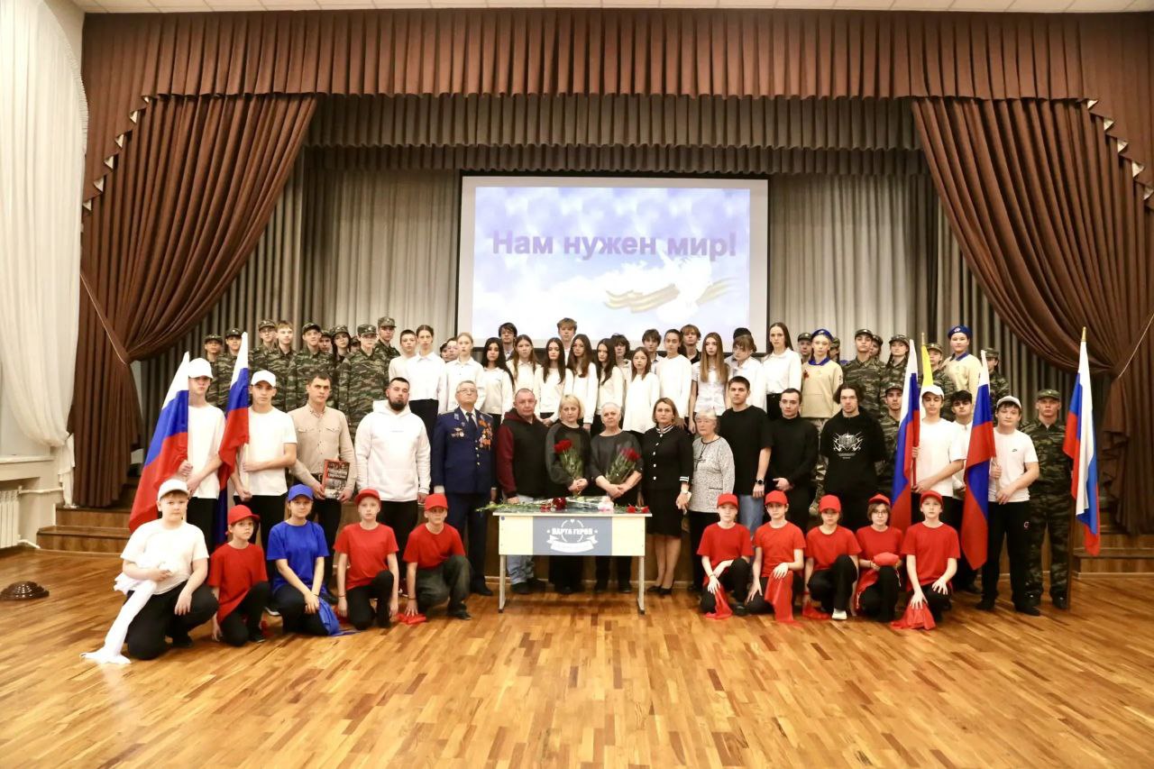 Иван Ульянченко: Три Парты Героев сегодня открыли в школах Ставрополя в честь погибших при исполнении воинского долга защитников Иван Ульянченко: Три Парты Героев сегодня открыли в школах Ставрополя в честь погибших при исполнении воинского долга защитников