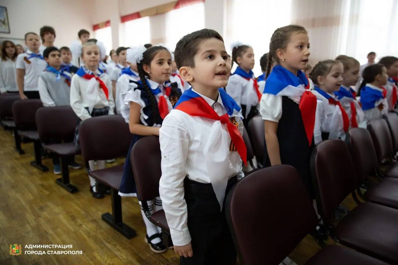 Сегодня в школах Ставрополя открыли три Парты Героев Сегодня в школах Ставрополя открыли три Парты Героев