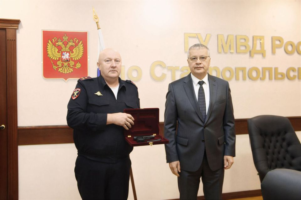 В краевом Главке отличившимся в служебной деятельности полицейским Ставрополья вручили наградное оружие