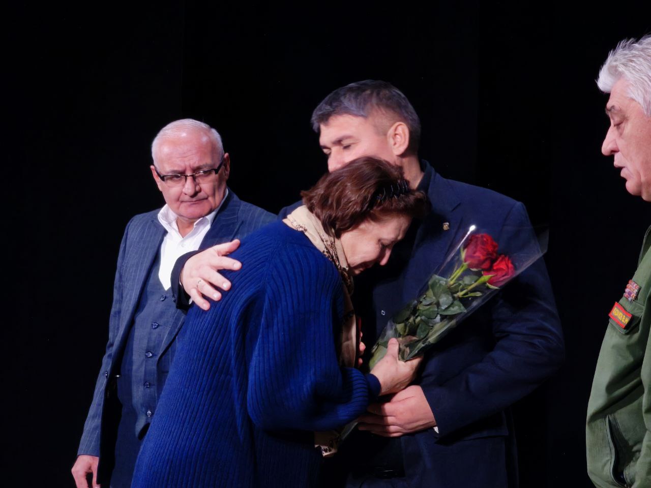 Сегодня в Городском доме культуры прошла траурная церемония передачи государственных наград семьям военнослужащих, героически погибших при исполнении воинского долга Сегодня в Городском доме культуры прошла траурная церемония передачи государственных наград семьям военнослужащих, героически погибших при исполнении воинского долга