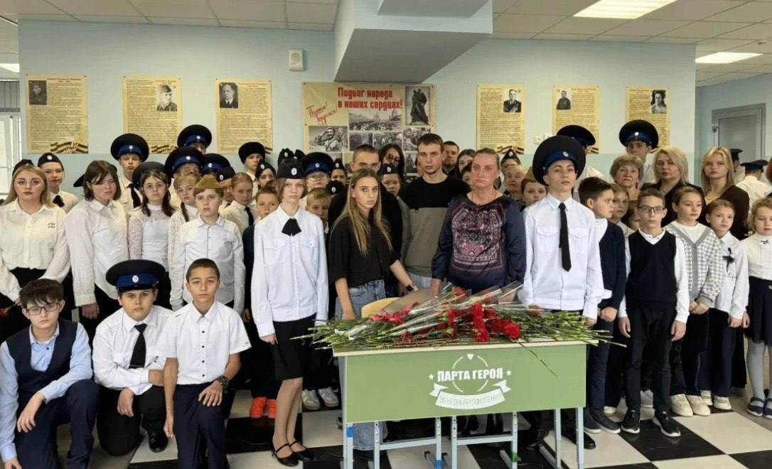 Сегодня в школах Ставрополя открыли три Парты Героев Сегодня в школах Ставрополя открыли три Парты Героев