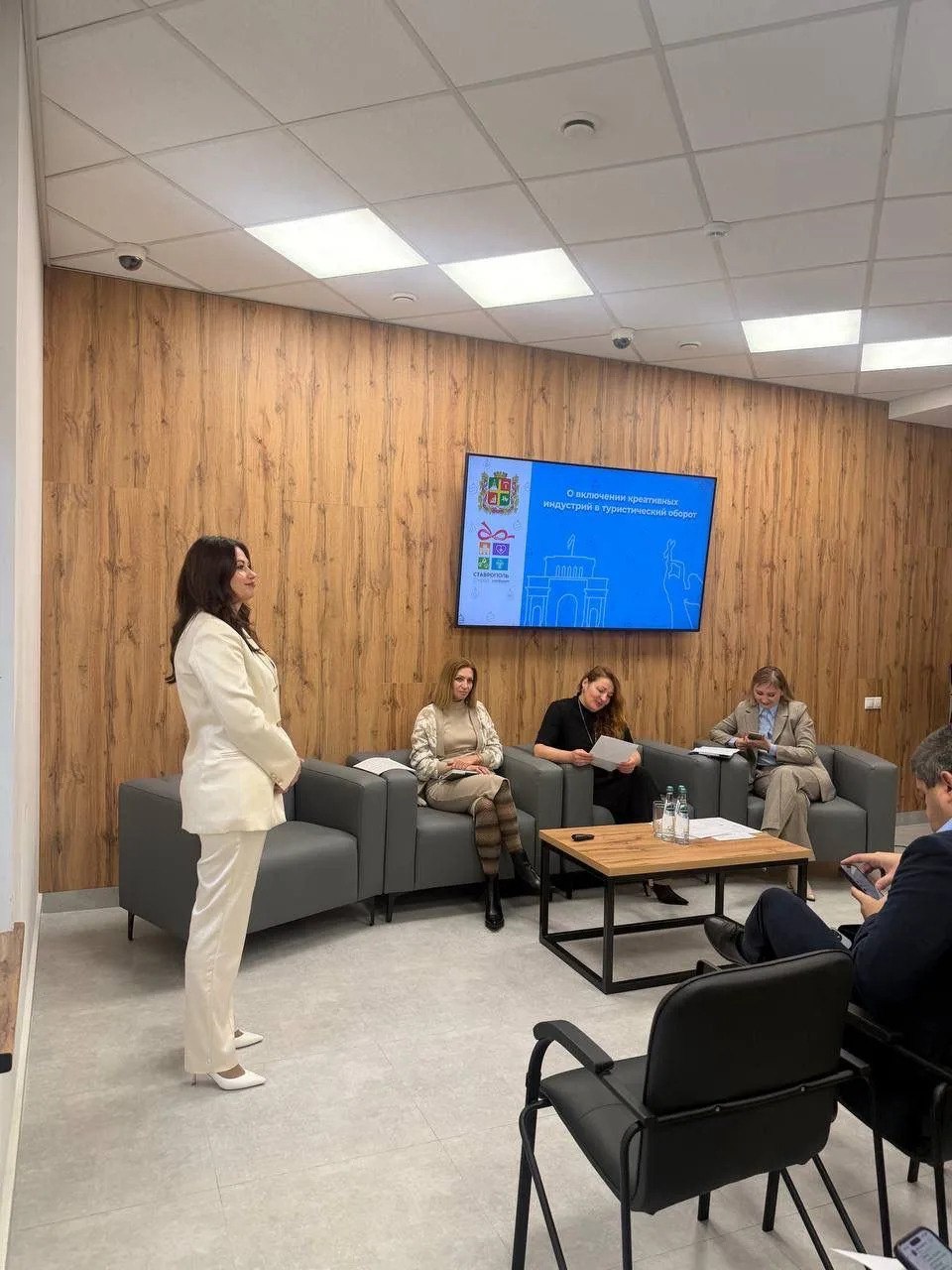 В Туристско-информационном центре Ставрополя состоялось заседание Совета по развитию туризма при администрации города, посвященное интеграции креативных индустрий в туристический оборот и развитию корпоративного туризма В Туристско-информационном центре Ставрополя состоялось заседание Совета по развитию туризма при администрации города, посвященное интеграции креативных индустрий в туристический оборот и развитию корпоративного туризма