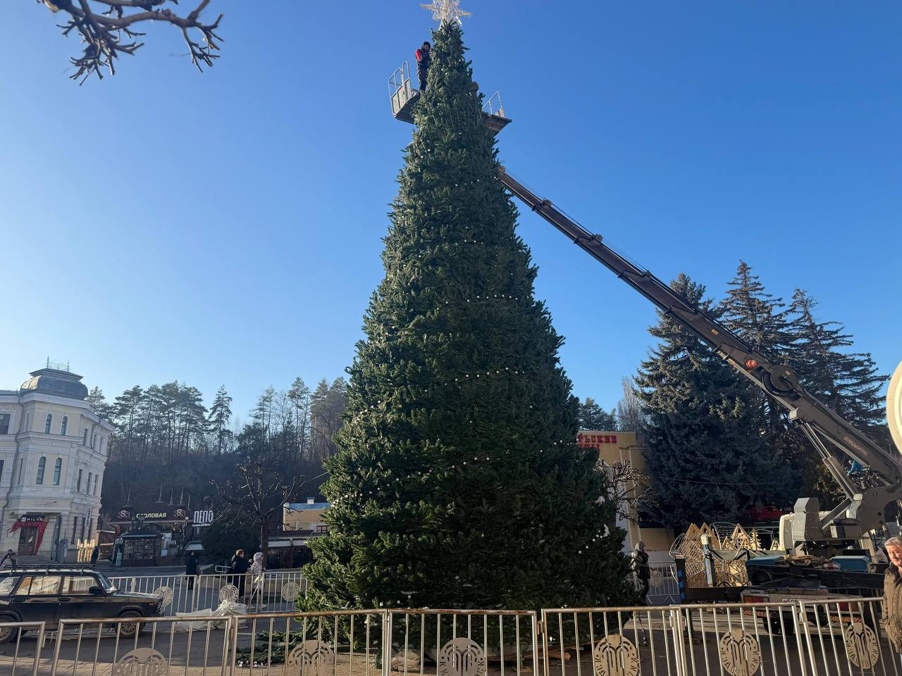 Главная ёлка Кисловодска почти готова!