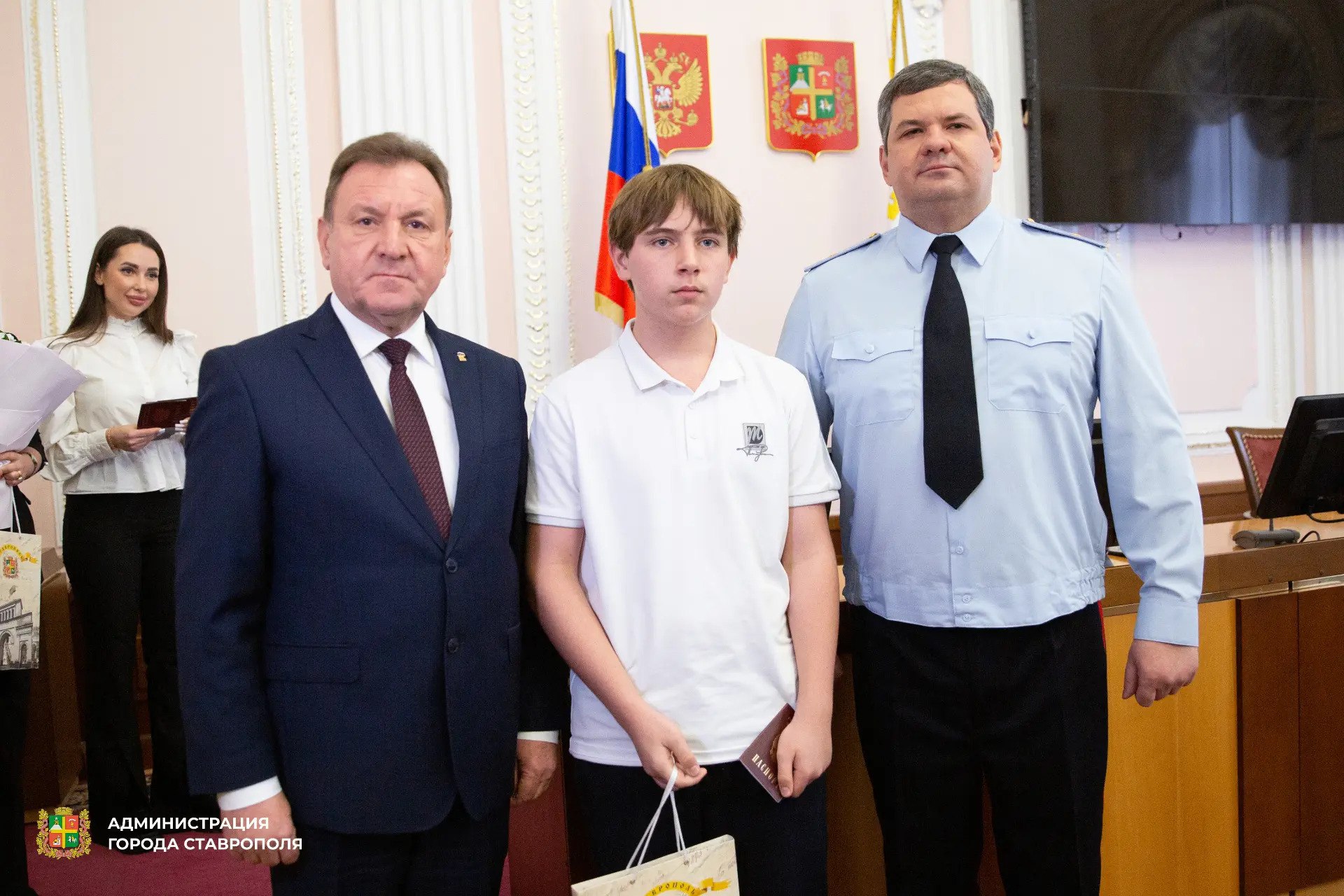 В преддверии Дня Конституции Российской Федерации в Ставрополе состоялась торжественная церемония вручения паспортов юным жителям города В преддверии Дня Конституции Российской Федерации в Ставрополе состоялась торжественная церемония вручения паспортов юным жителям города