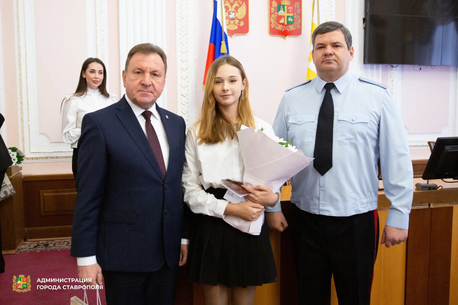 В преддверии Дня Конституции Российской Федерации в Ставрополе состоялась торжественная церемония вручения паспортов юным жителям города В преддверии Дня Конституции Российской Федерации в Ставрополе состоялась торжественная церемония вручения паспортов юным жителям города