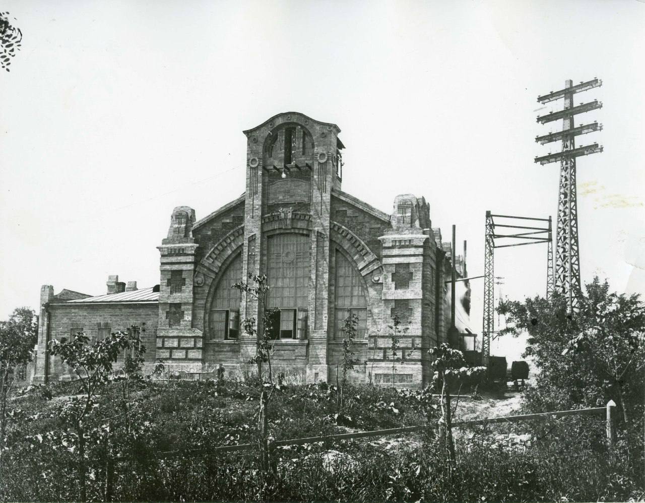 Первая крупная городская электростанция в Ставрополе, построенная в 1897 году, расположилась рядом с городской Думой (ныне — художественное училище на Карла Маркса, 81)