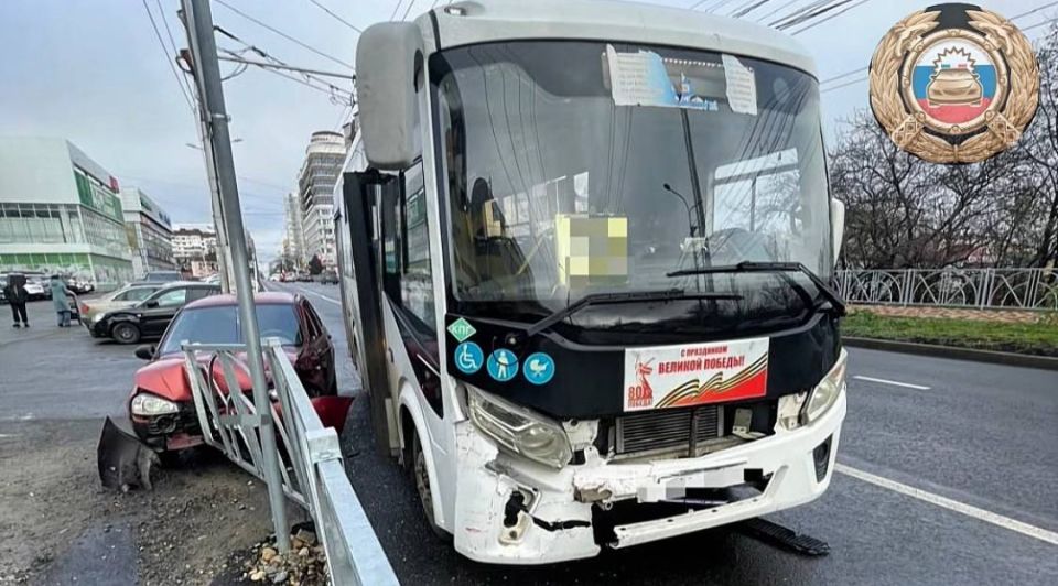 В Ставрополе в результате столкновения автомобиля и маршрутного транспортного средства пострадавших нет