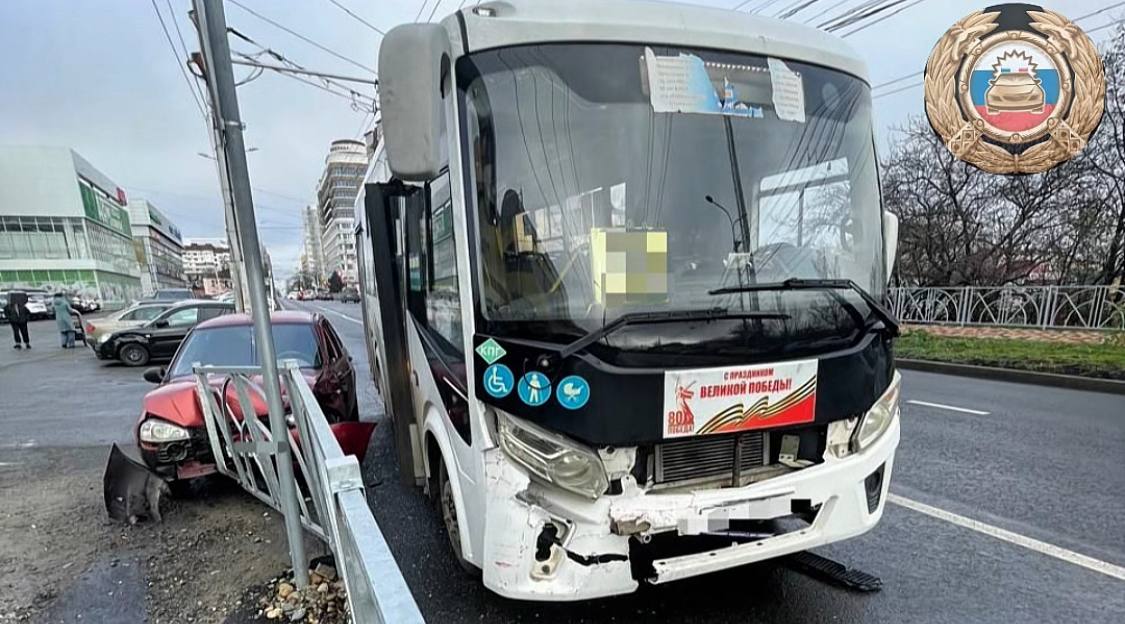 В Ставрополе в результате столкновения автомобиля и маршрутного транспортного средства пострадавших нет