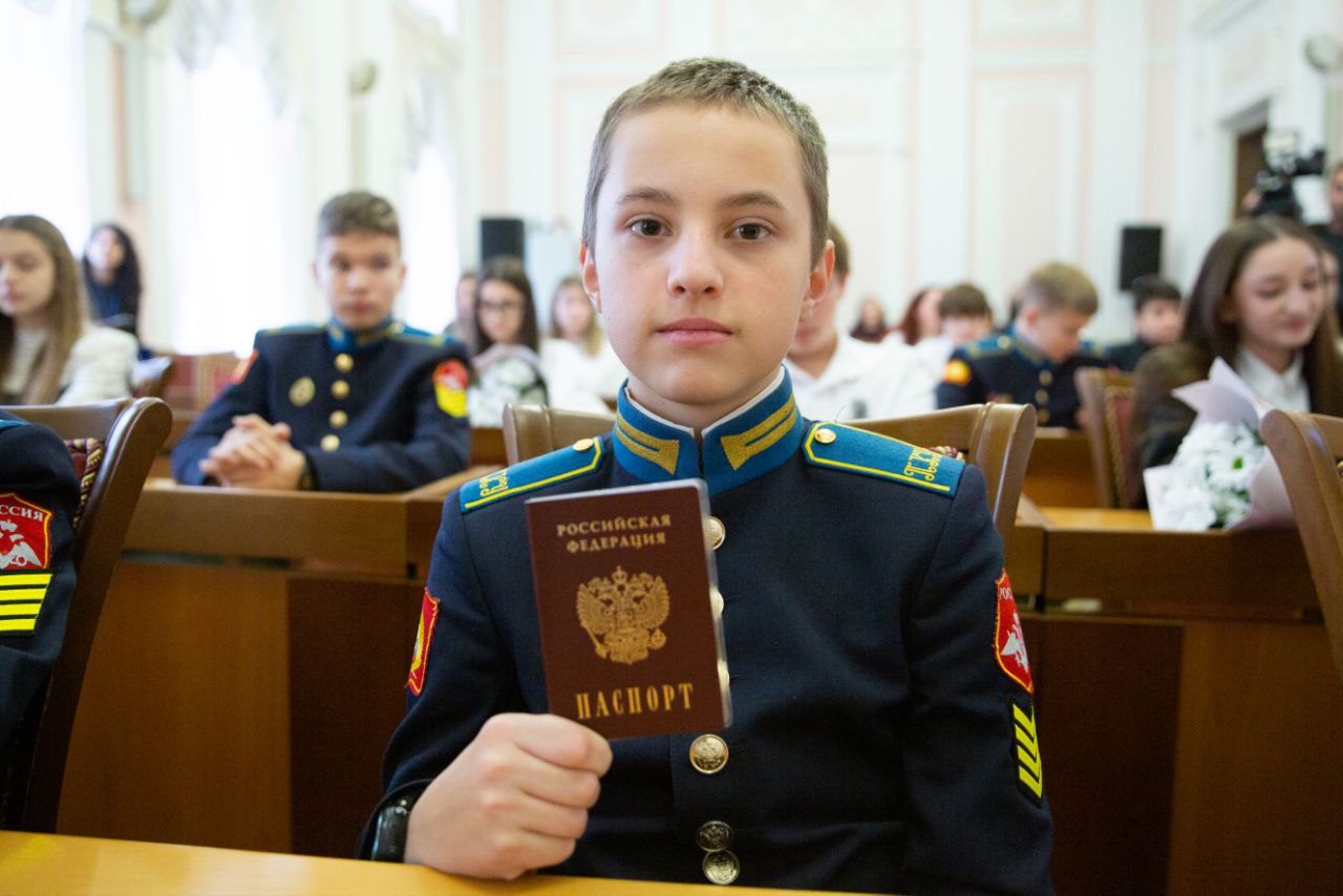 Иван Ульянченко: Свой самый первый, главный документ — паспорт гражданина Российской Федерации — вручил юным отличникам учебы, активистам и спортсменам Иван Ульянченко: Свой самый первый, главный документ — паспорт гражданина Российской Федерации — вручил юным отличникам учебы, активистам и спортсменам