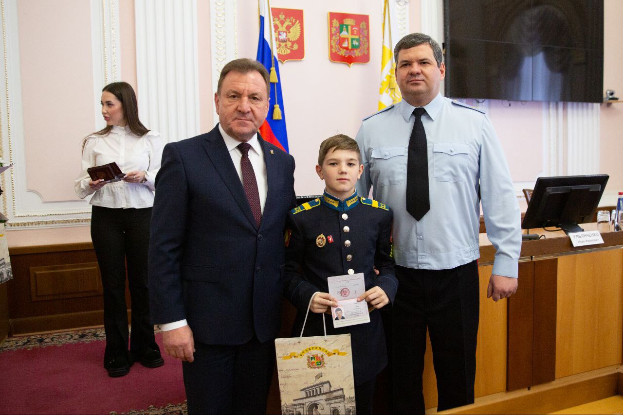 Иван Ульянченко: Свой самый первый, главный документ — паспорт гражданина Российской Федерации — вручил юным отличникам учебы, активистам и спортсменам Иван Ульянченко: Свой самый первый, главный документ — паспорт гражданина Российской Федерации — вручил юным отличникам учебы, активистам и спортсменам