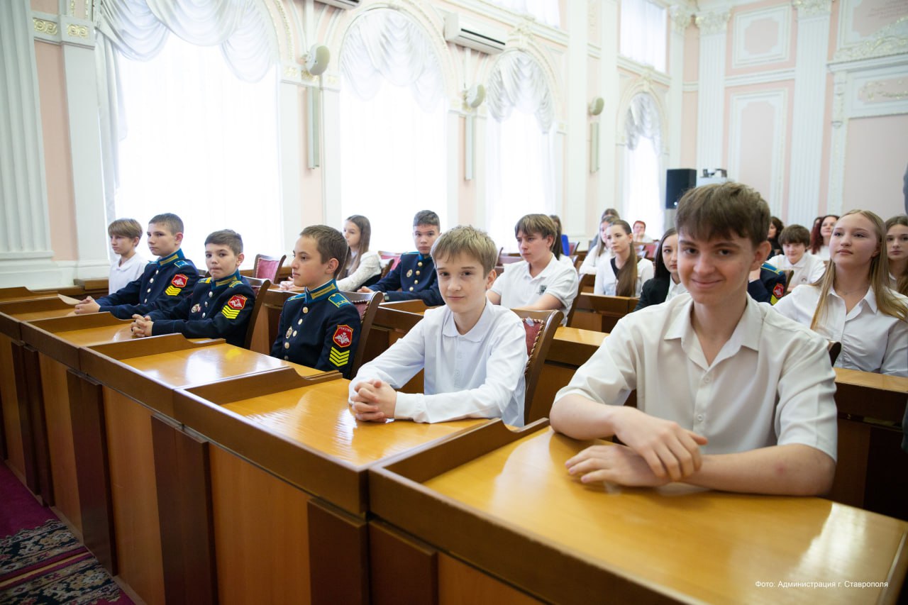 В Ставрополе в преддверии Дня Конституции Российской Федерации юным гражданам вручили первые паспорта В Ставрополе в преддверии Дня Конституции Российской Федерации юным гражданам вручили первые паспорта