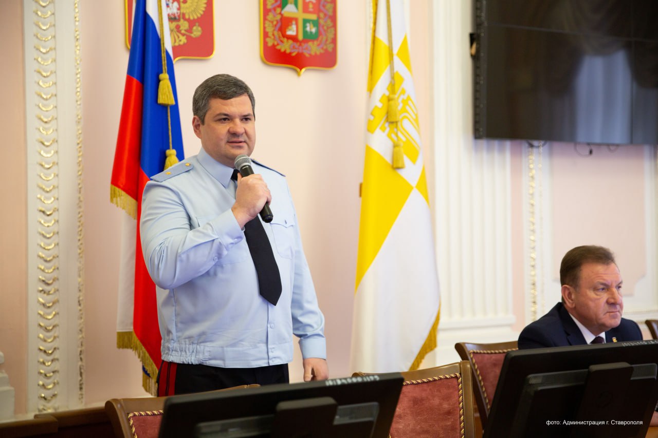 В Ставрополе в преддверии Дня Конституции Российской Федерации юным гражданам вручили первые паспорта В Ставрополе в преддверии Дня Конституции Российской Федерации юным гражданам вручили первые паспорта